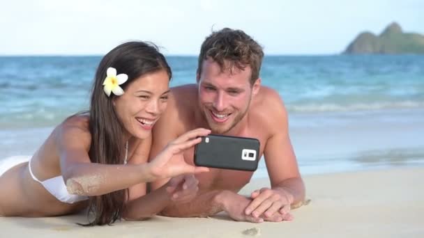 Paar nemen selfie op strand — Stockvideo