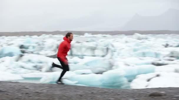 Adapté athlète masculin courir par icebergs — Video