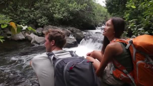 野外活動で人々 をハイキング — ストック動画