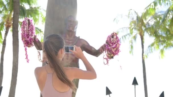 Hawaii tourist and statue of Duke Kahanamoku — Stock Video