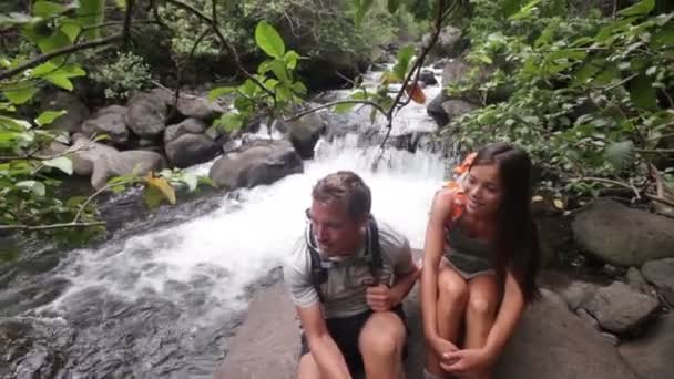 Pareja de excursionistas en actividad al aire libre — Vídeo de stock