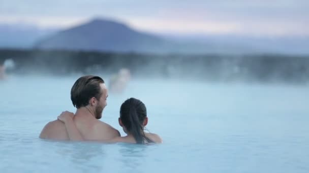 Casal relaxante na piscina quente na Islândia — Vídeo de Stock