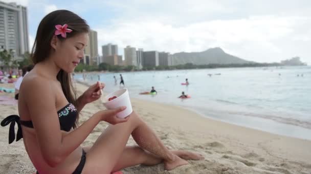 Chica comiendo comida saludable en la playa — Vídeos de Stock