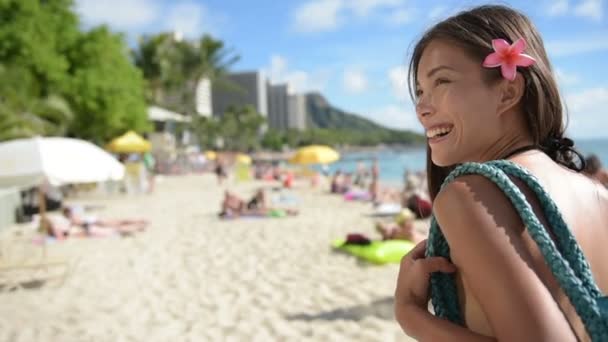 Vrouw gaan naar het strand — Stockvideo