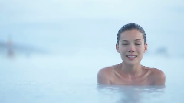 Женщина отдыхает в бассейне с горячей водой — стоковое видео
