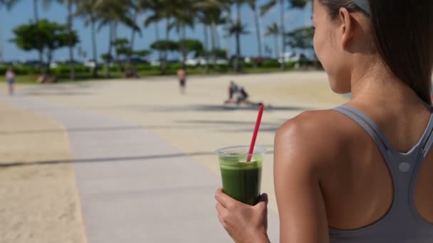 Mujer bebiendo smoothi vegetal — Vídeo de stock