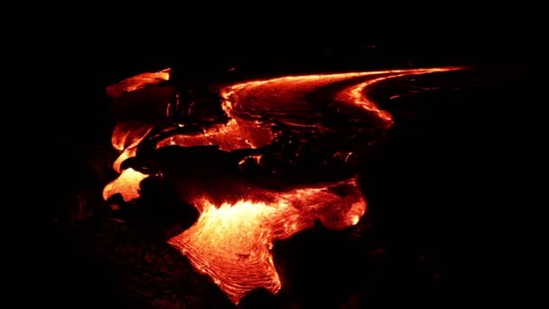 Lavastrom fließt vom Vulkan Kilauea — Stockvideo