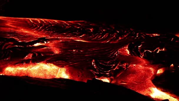 Ruscello di lava che scorre dal vulcano Kilauea — Video Stock