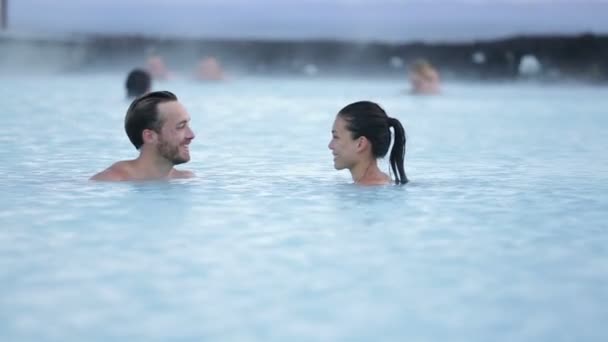 Ζευγάρι χαλαρωτικό στην ζεστό πισίνα στην Ισλανδία — Αρχείο Βίντεο