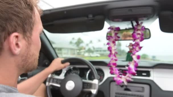 Föraren kör bil på Hawaii — Stockvideo