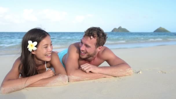 Pareja enamorada relajándose en la playa — Vídeos de Stock