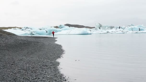 Corredor corre en hermoso paisaje natural — Vídeos de Stock