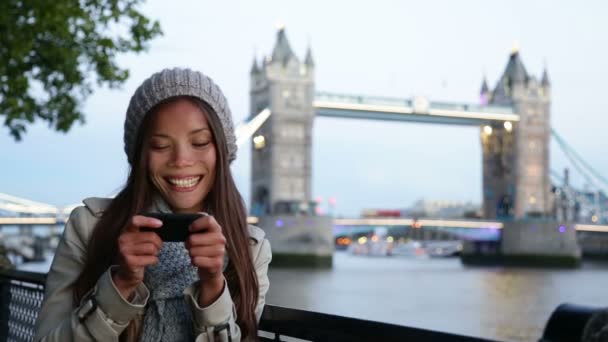 Kadın Londra'da cep telefonunuzda — Stok video