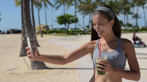 Mujer en forma tomando selfie — Vídeos de Stock