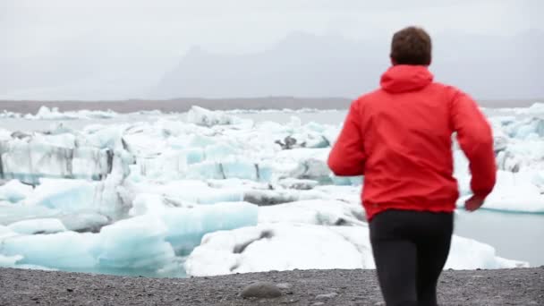 Fitter männlicher Sportler beim Joggen — Stockvideo