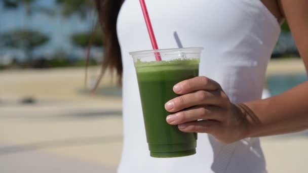 Femme buvant des smoothies aux légumes — Video