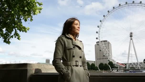 Mujer caminando en Londres por el río Támesis — Vídeos de Stock