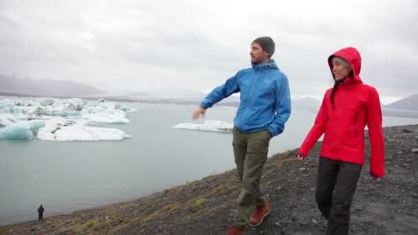 Wanderpaar auf Island — Stockvideo