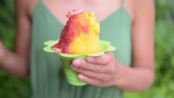 Vrouw met Hawaiiaanse geschoren ijs dessert — Stockvideo