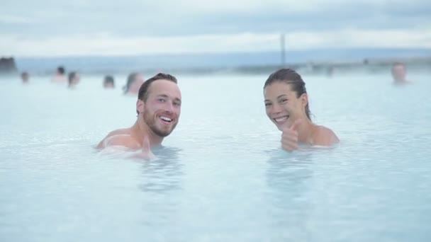 Pareja relajante en piscina caliente en Islandia — Vídeo de stock
