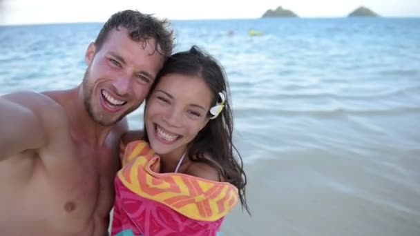 Pareja tomando selfie en playa — Vídeo de stock