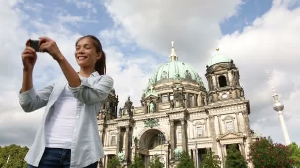 Τουριστική κορίτσι μπροστά από τον καθεδρικό ναό του Βερολίνου — Αρχείο Βίντεο