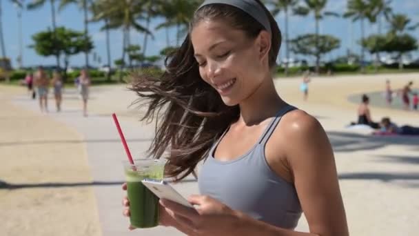 Kadın içme yeşil sebze güler yüzlü — Stok video