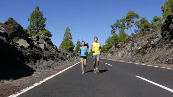 Pár běhání školení na horské cestě — Stock video