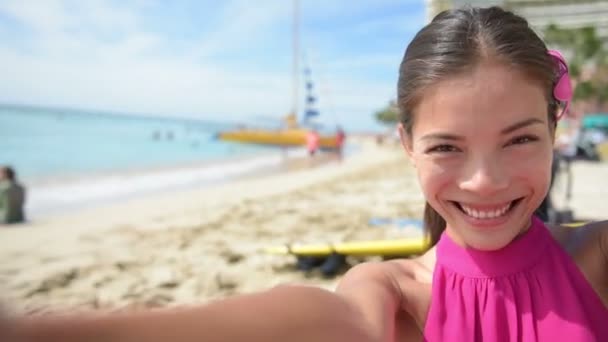 Reizen meisje nemen selfie op strand — Stockvideo