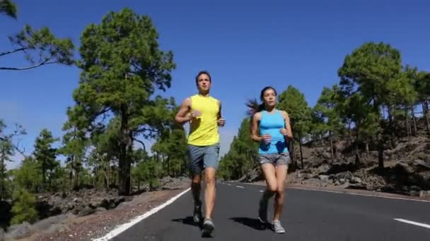 Pessoas correndo na estrada da montanha — Vídeo de Stock