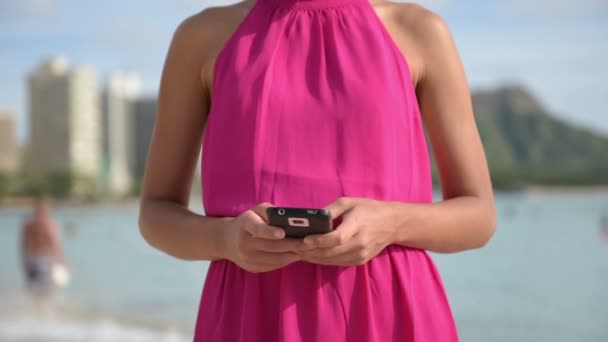 Mujer usando teléfono inteligente en la playa — Vídeos de Stock