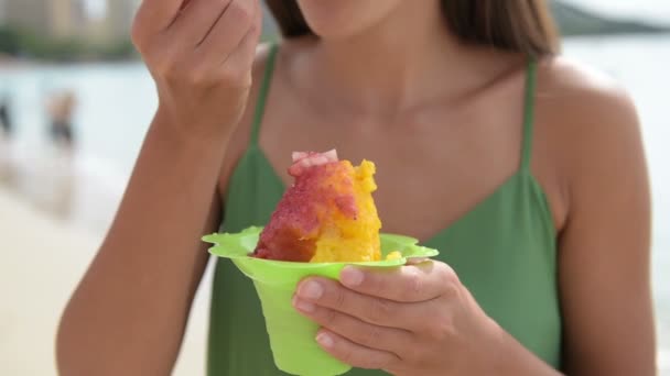 Mujer comiendo hawaiano afeitado hielo — Vídeos de Stock