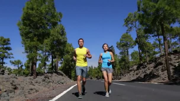 Pareja corriendo en carretera — Vídeos de Stock