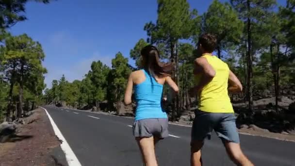 Koşucular açık havada dağ yolu üzerinde — Stok video