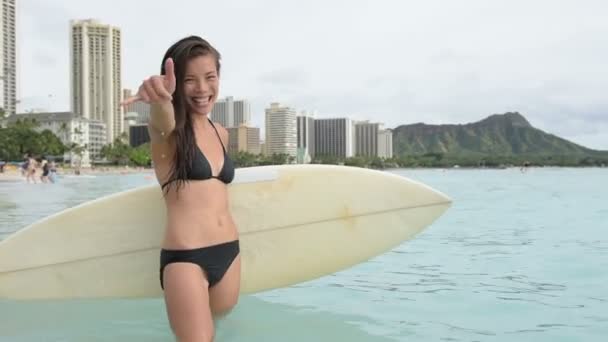 Surfer dívka ukazuje mahalo shaka rukou znamení — Stock video