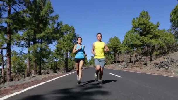 Пара тренування бігу на гірській дорозі — стокове відео