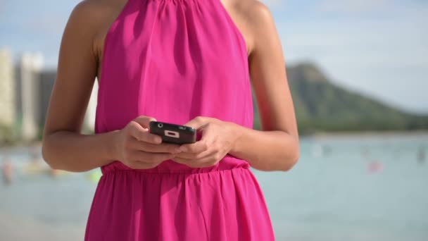 Frau benutzt Smartphone am Strand von Waikiki — Stockvideo