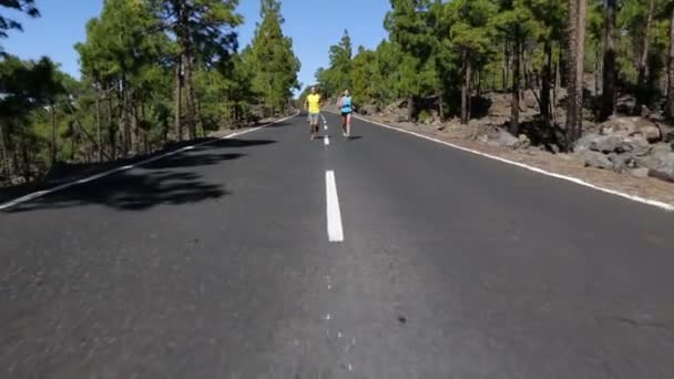 Les gens faisant du jogging en plein air sur la route de montagne — Video