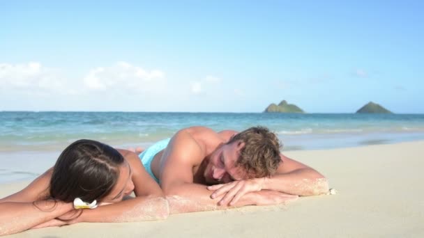 Casal relaxante em Lanikai — Vídeo de Stock