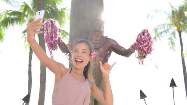 Tourist macht Selfie mit Statue — Stockvideo