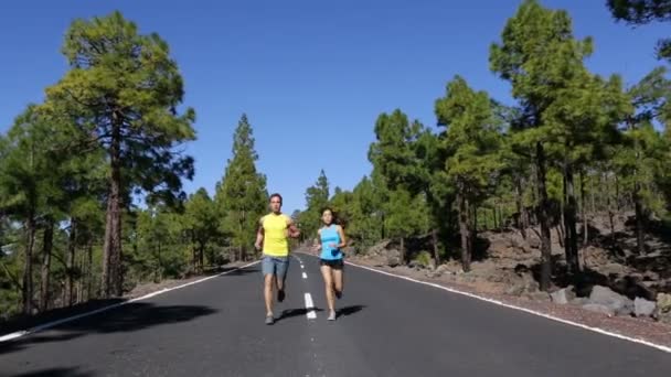 Pareja corriendo en la calle vacía — Vídeos de Stock