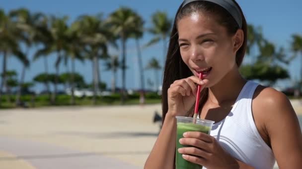 Mujer bebiendo batido de verduras — Vídeo de stock