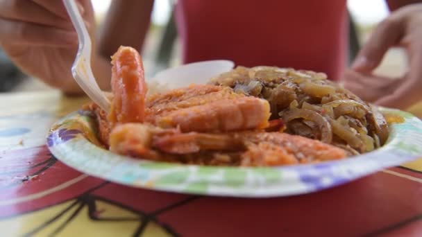 Mujer comiendo cocina tradicional hawaiana — Vídeo de stock