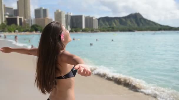 Mulher feliz em biquíni na praia — Vídeo de Stock