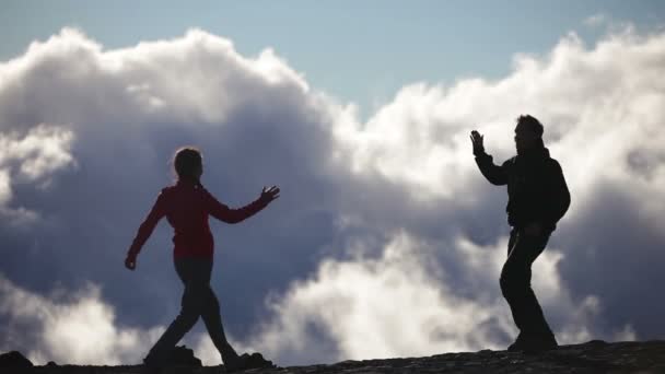 人々 が応援とお祝いをハイキング — ストック動画