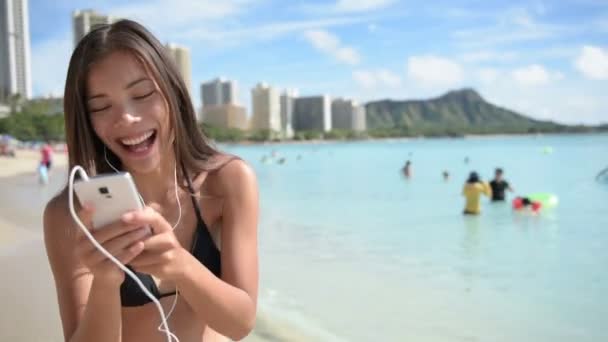 Mujer usando teléfono inteligente en la playa — Vídeo de stock