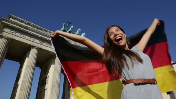 Mujer feliz en Berlín ondeando bandera — Vídeo de stock