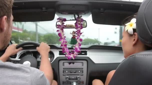 Hula doll dancing on dashboard and lei — Stock Video