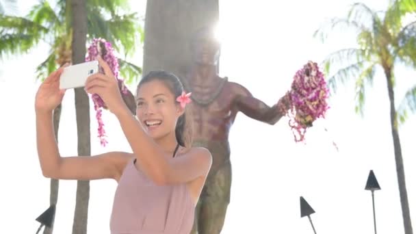 Turista tirando selfie pela estátua do Duque Kahanamoku — Vídeo de Stock