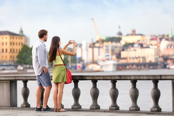 Turistas pessoas tirando fotos em Estocolmo — Fotografia de Stock